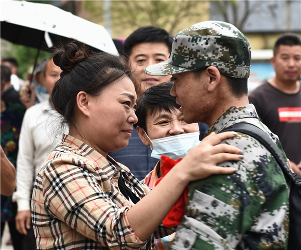 依依惜别灵璧县冯庙镇欢送新兵入伍现场剪影