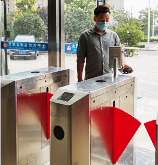 化防控工作,灵璧县政务服务大厅对前来办事的群众,严格实行扫码通行