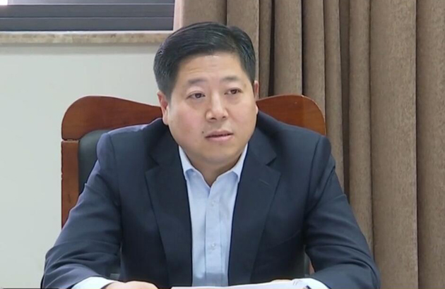 县长赵明主持召开县政府工作例会