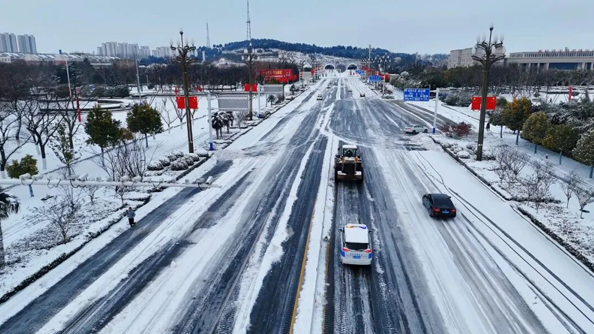 我县各界志愿者齐心破冰保安全