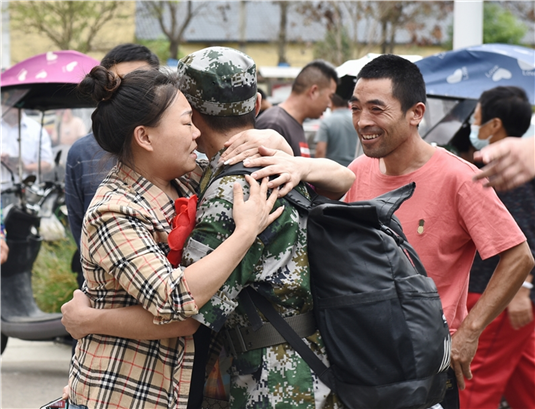 依依惜别灵璧县冯庙镇欢送新兵入伍现场剪影